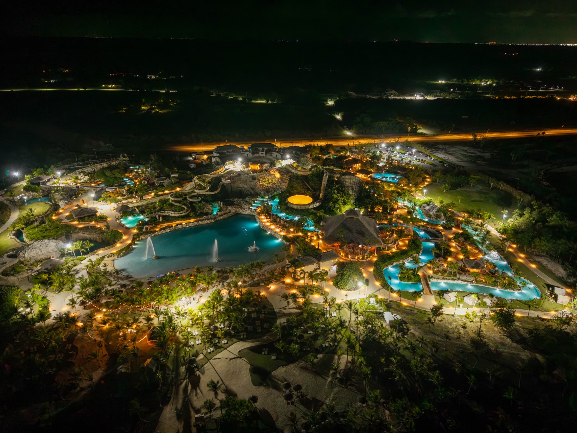 El Dorado Park de noche visto desde el aire, con sus piscinas y caminos iluminados